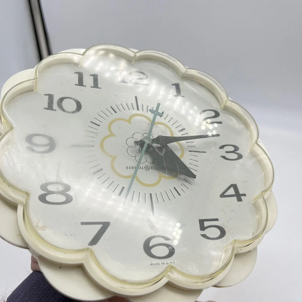 Vintage General Electric Scalloped Wall Clock 2150 Flower Petal Cream‎ Retro MCM